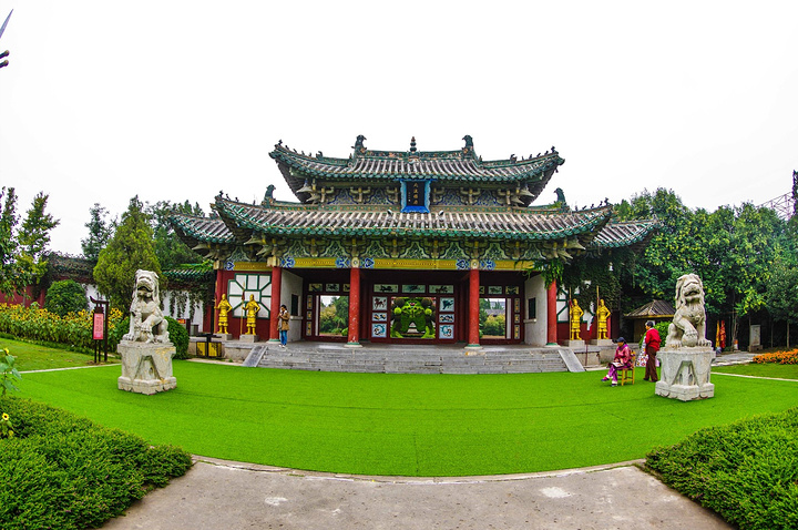 至于西院则是杨家的花园是一座具有江南园林风格的花