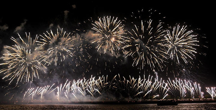 每次橘子洲头放烟火的时候,因为杜甫江阁是最好的观赏点,那真的可以说是人山人海。忆往昔峥嵘岁月稠