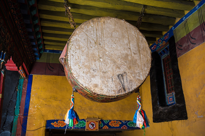 布达拉宫入口处悬挂着一个马皮制作的大鼓.