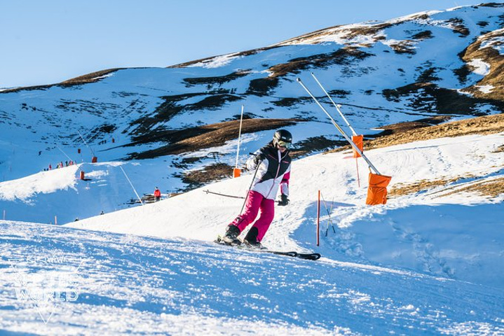 还有适各种滑雪级别的滑雪赛道和山间餐厅供游客使用_少女峰"的评论