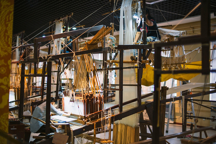 大花楼织机必须由两个人一起操作俩个人配合,一天能织妆花缎 5,6 厘米