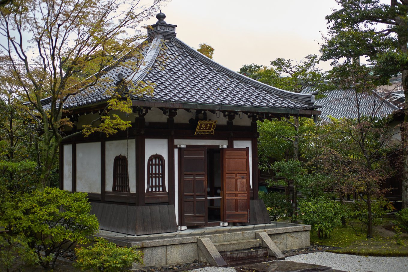 惊喜的是花见小路的尽头居然有座寺庙,建仁寺,游人稀少,建筑精致,买票