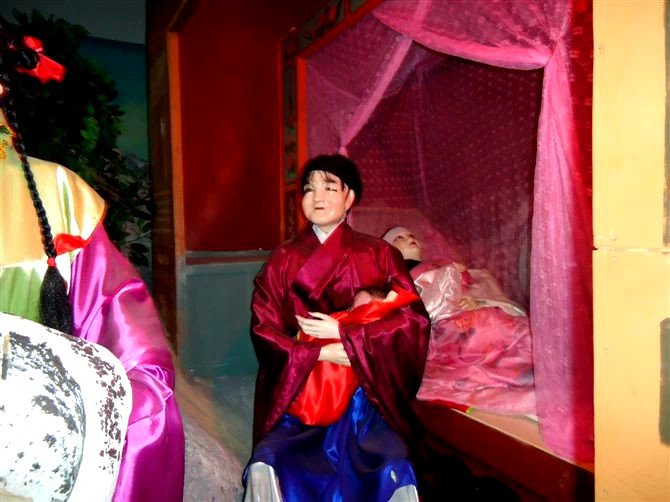 塑像,讲述妈祖林默娘的诞生塑像,讲述林默娘积德行善的故事.