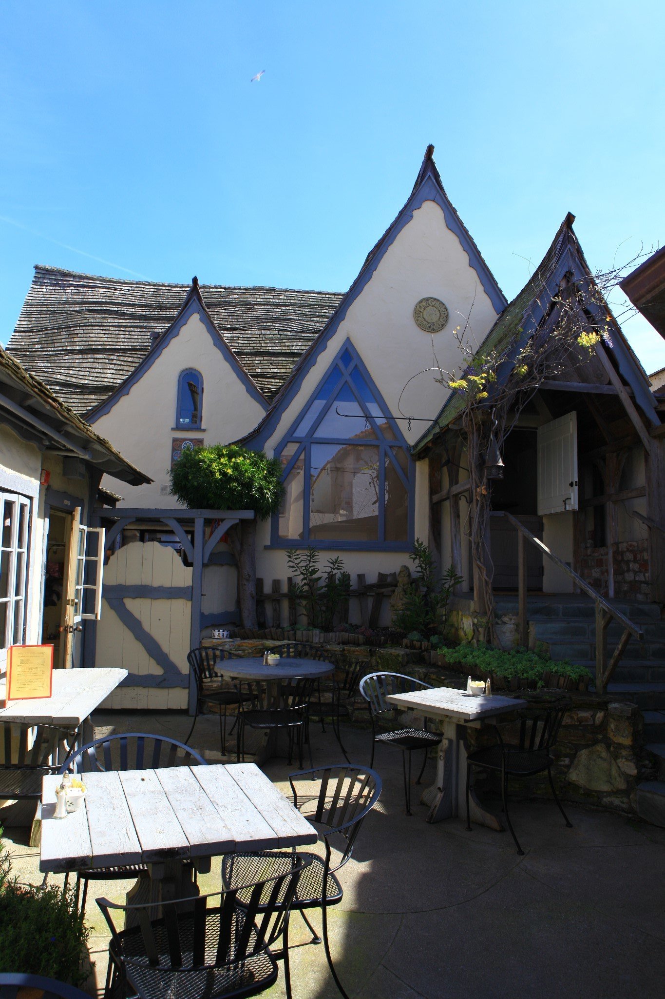 卡梅尔小镇位于美国加州蒙特雷半岛,是一个临海小镇