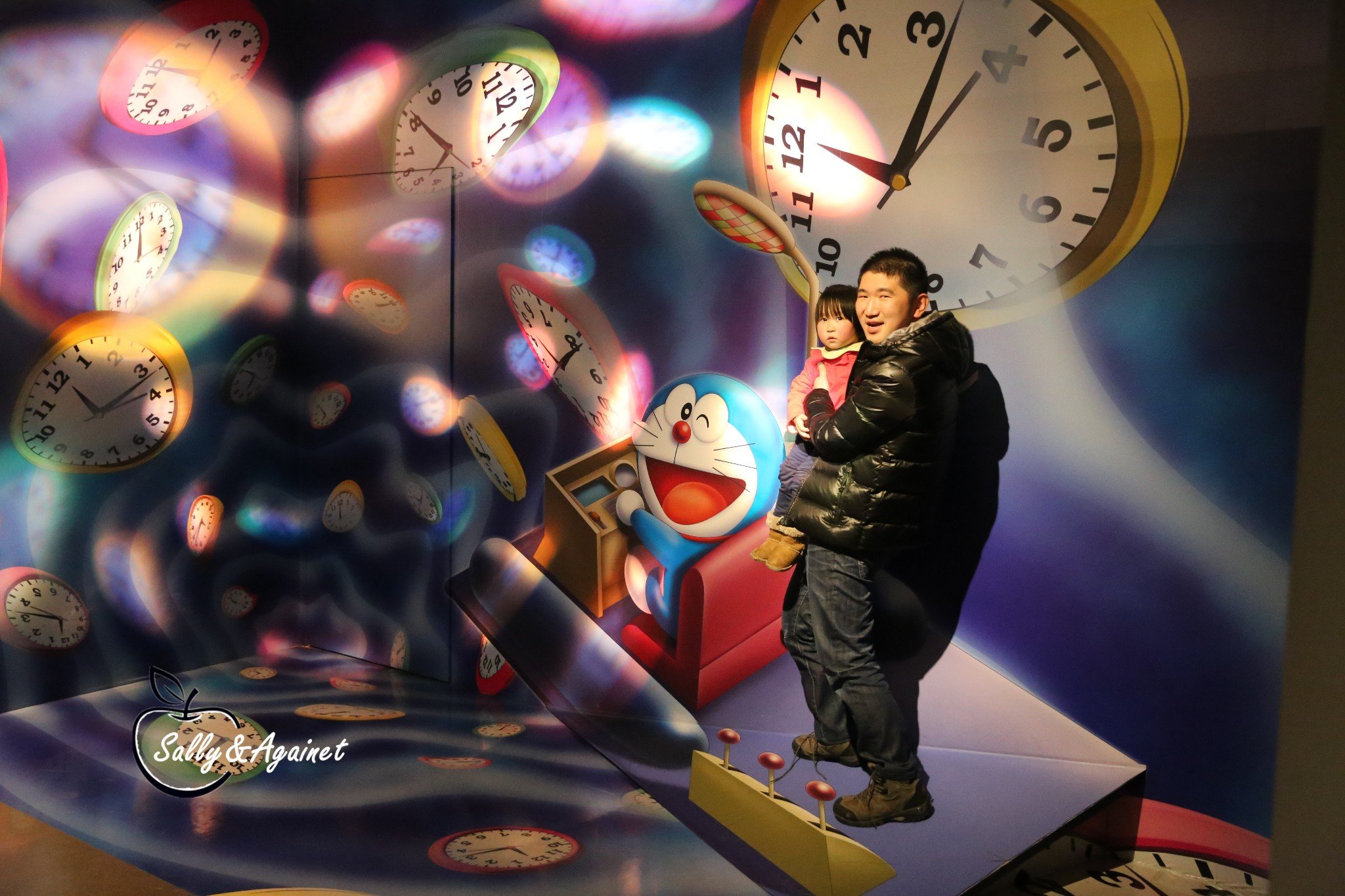 和静香发现了变小的哆啦a梦,一脸吃惊的样子.