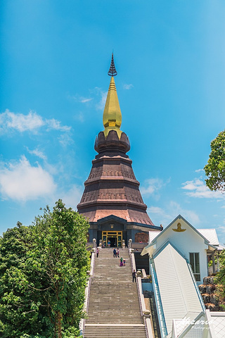 来到帝后双塔脚下,按照司机的建议我们首先游览帝王塔,这时候的帝王塔