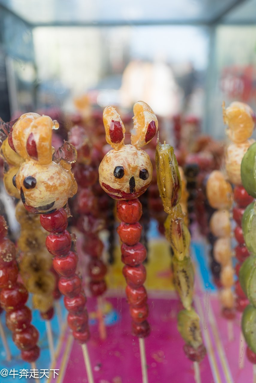 门口有很多卖蓝莓糖葫芦的,酸酸甜甜凉凉的,吃完唇舌留下蓝紫色的印记