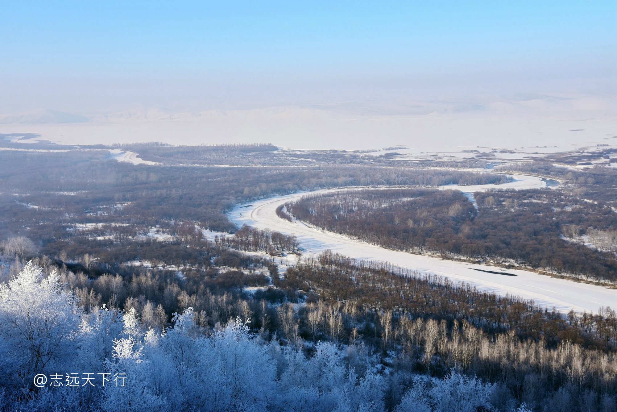 随处可见的雾凇林和皑皑白雪呈现出宛若人间仙境的美丽画面遍地的玉树