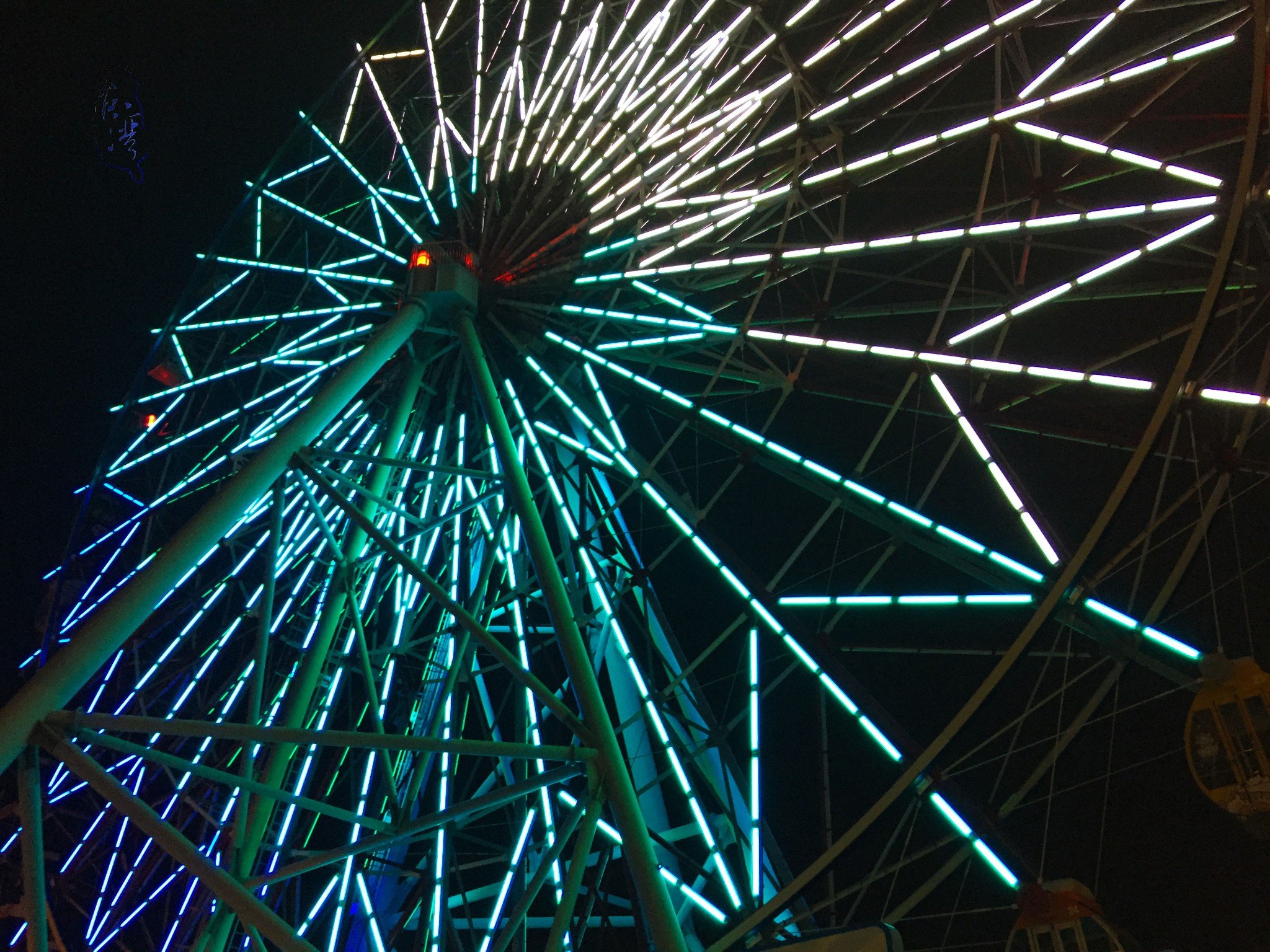 高雄之眼是台湾最高的摩天轮,它是在梦时代购物广场的顶楼的,坐一次的
