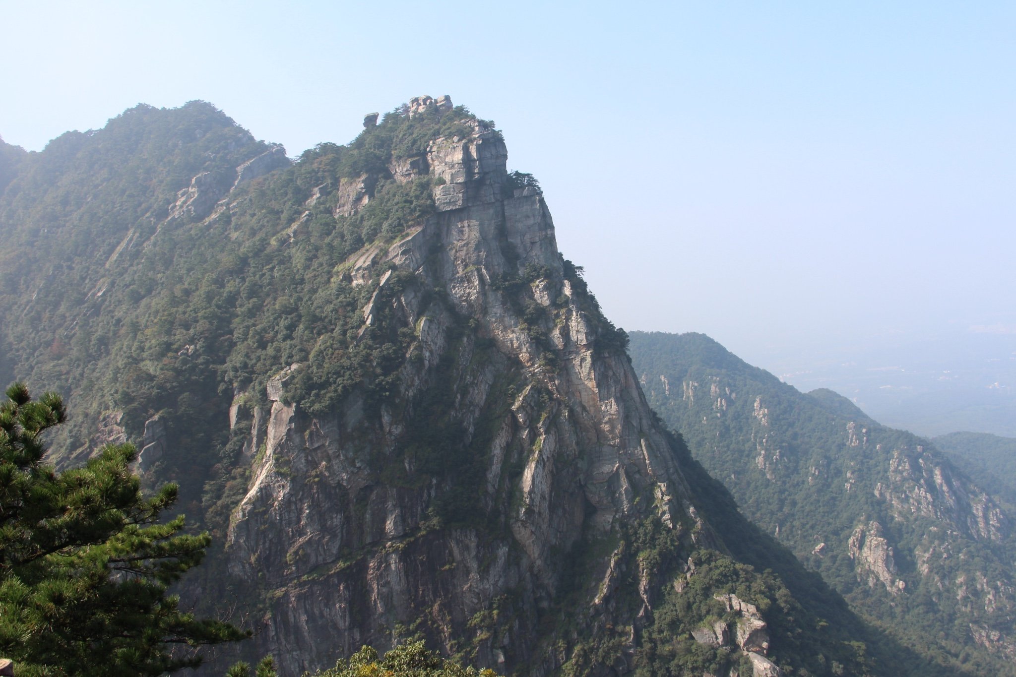 铁船峰,照片已经显不出它的壁立千仞,高耸巍峨了.