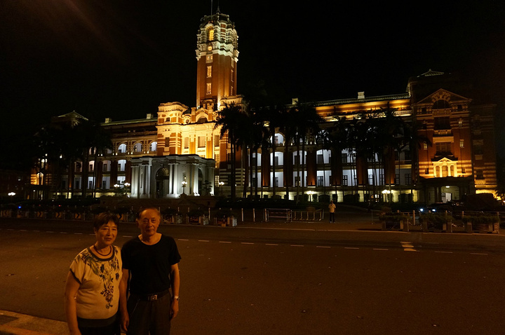 到此一游,啥都没逛,吃了个牛肉面,给老老小小买