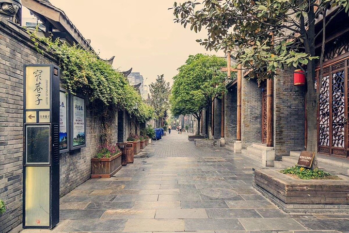 吃完抹抹嘴吧,去成都最有名的宽窄巷子逛逛鸭肠绝对要试一下,10元20串