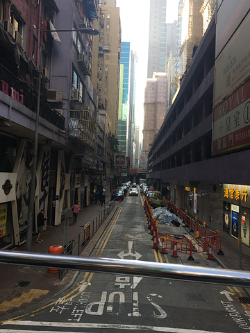 "一开始我们是很开心的，因为在维多利亚港的观光巴士是180一个人，这个只要30，线路也没有差很多..._香港艺术馆"的评论图片