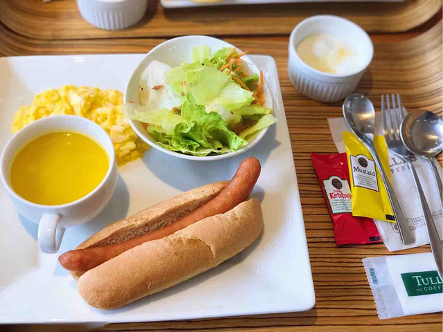 松饼口感就略差了一点早餐很丰富两人选了不同的早餐套餐早餐和朋友选