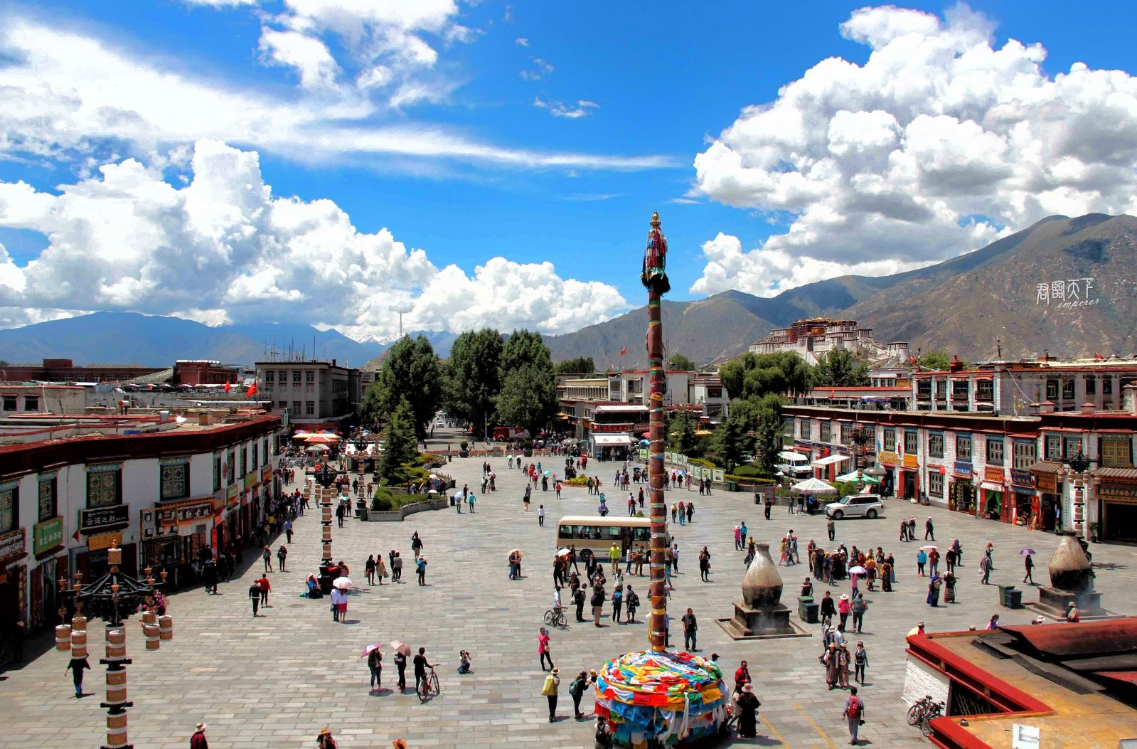 2019大昭寺广场游玩攻略,广场上矗立这两根高高的经幡.【去哪儿攻略】