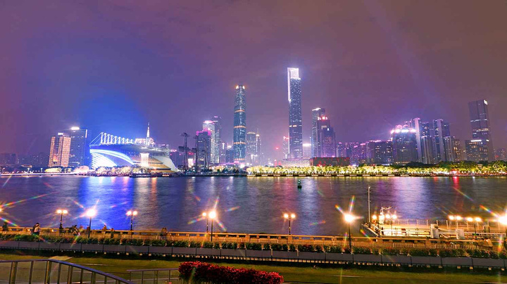 珠江夜游最好选择南海神号,是一艘仿古船,很有