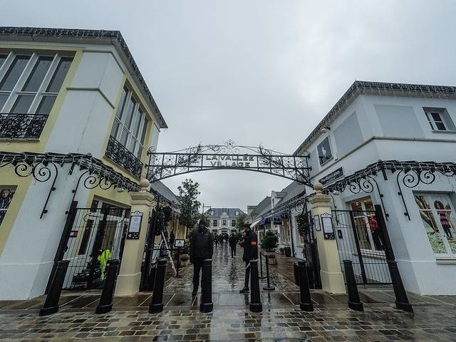 巴黎河谷购物村