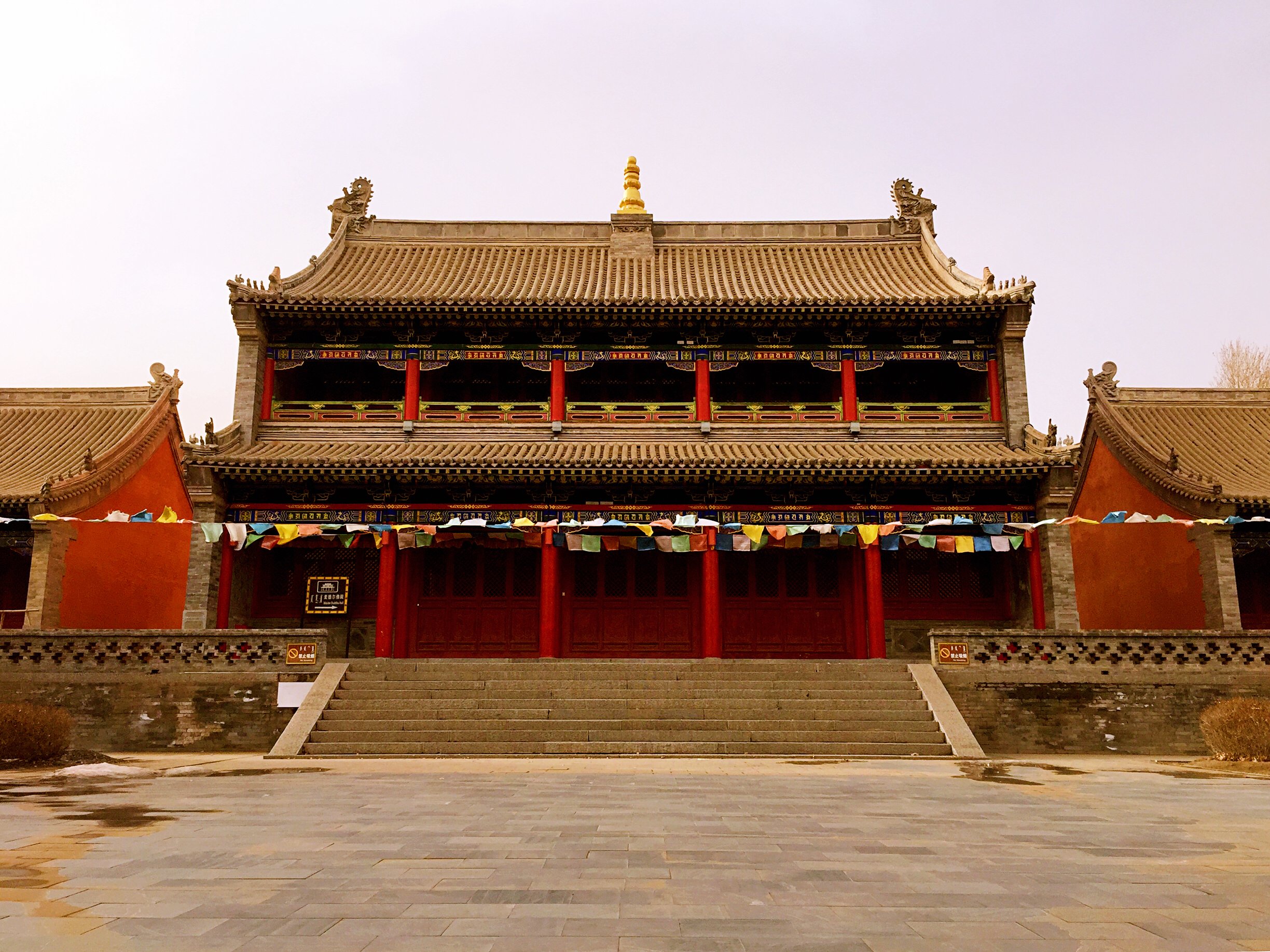 虽然是一个人又加上黄沙遮日不免有些让人害怕转念一想寺院里的佛陀会