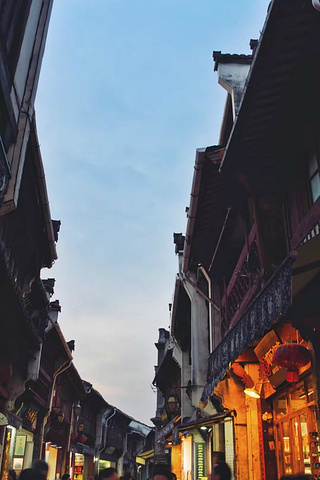 "整条街道，蜿蜒伸展，首尾不能相望，街深莫测，是中国古代街衢的典型走向_屯溪老街"的评论图片