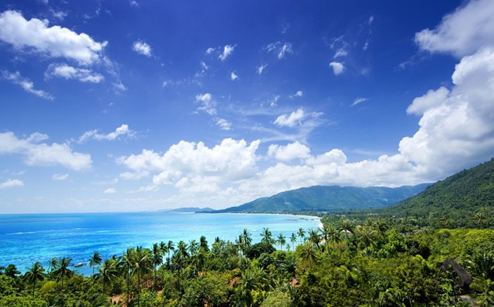 从酒店的阳台推门而出,便可一览苏梅岛的海天一色美景.