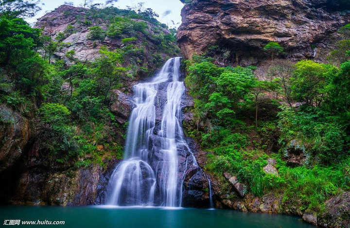 连日多雨方山梅雨瀑水量多一条白练从落差为70多米高的悬崖上垂下气势
