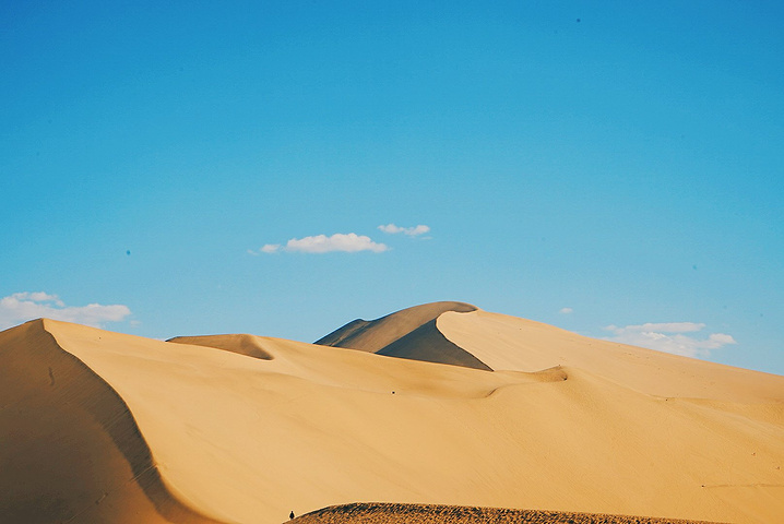 沙峰起伏峰如刀刃金光灿灿又连绵蜿蜒似绸缎柔软像少女娴静峰峰激动的