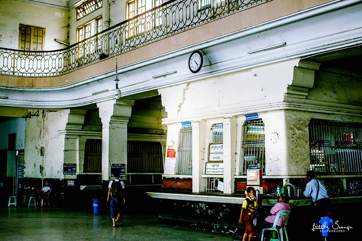 中央火车站很有历史感,像是民国时期的建筑风格.