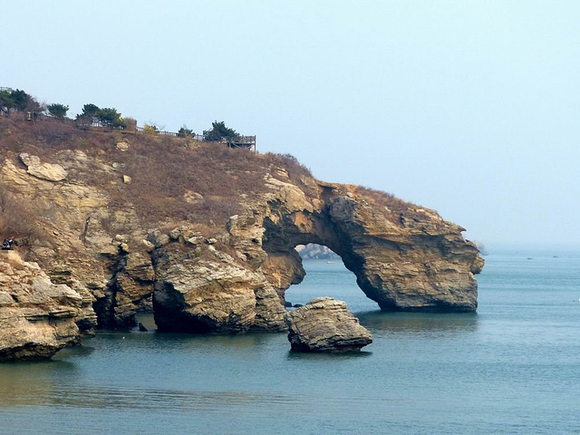 金石灘全名大連金石灘國家旅遊度假區,位於大連市金州區的東部,距大連