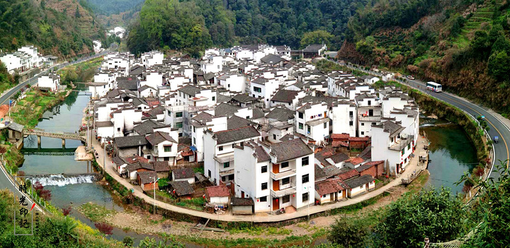 整个村庄呈圆形四周被清澈的溪水环抱青山绿水白墙黛瓦