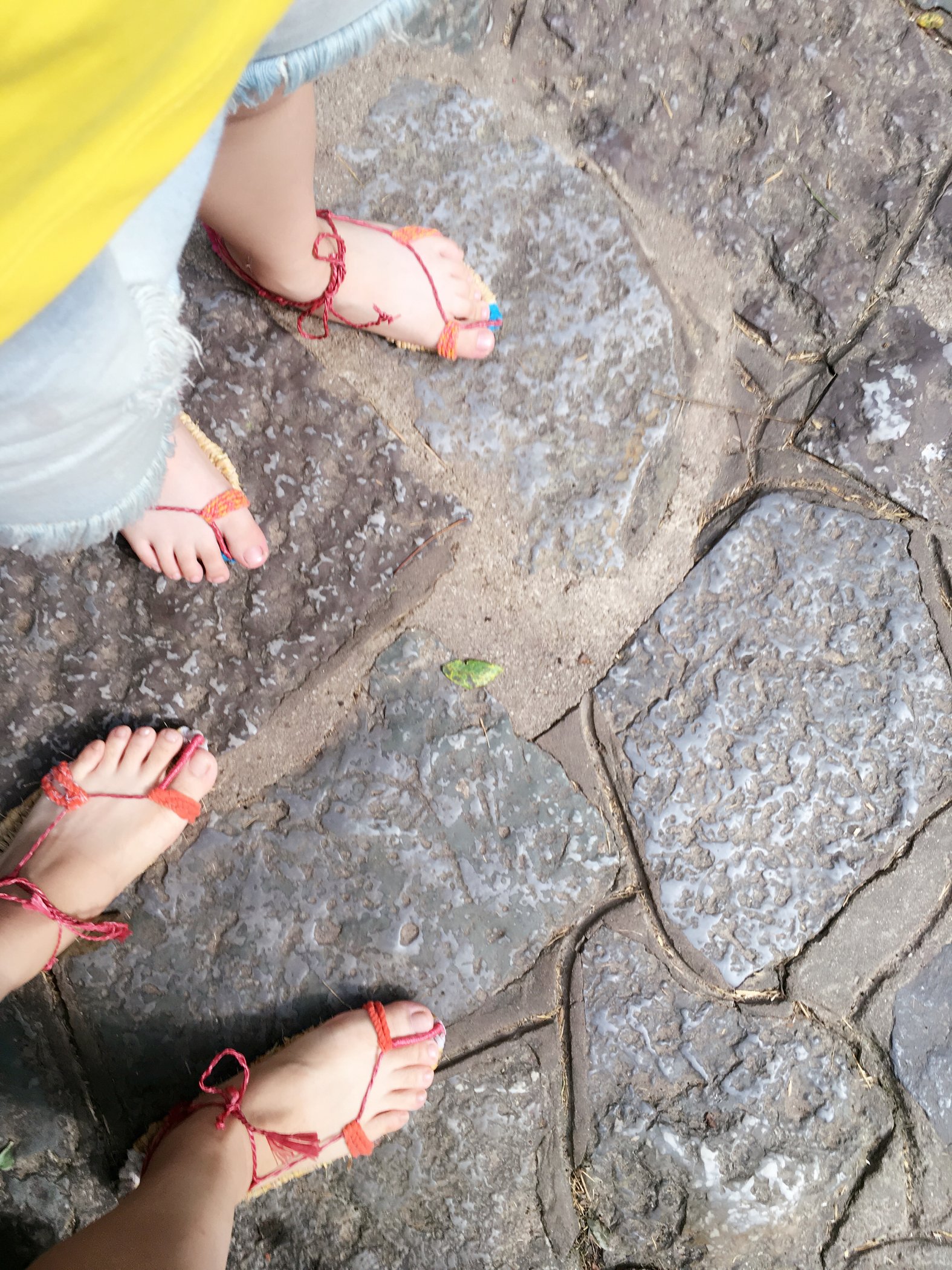 和儿子一起穿草鞋