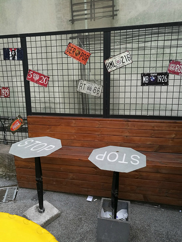 李子坝附近有班车去贰厂和鹅岭公园,我们先去