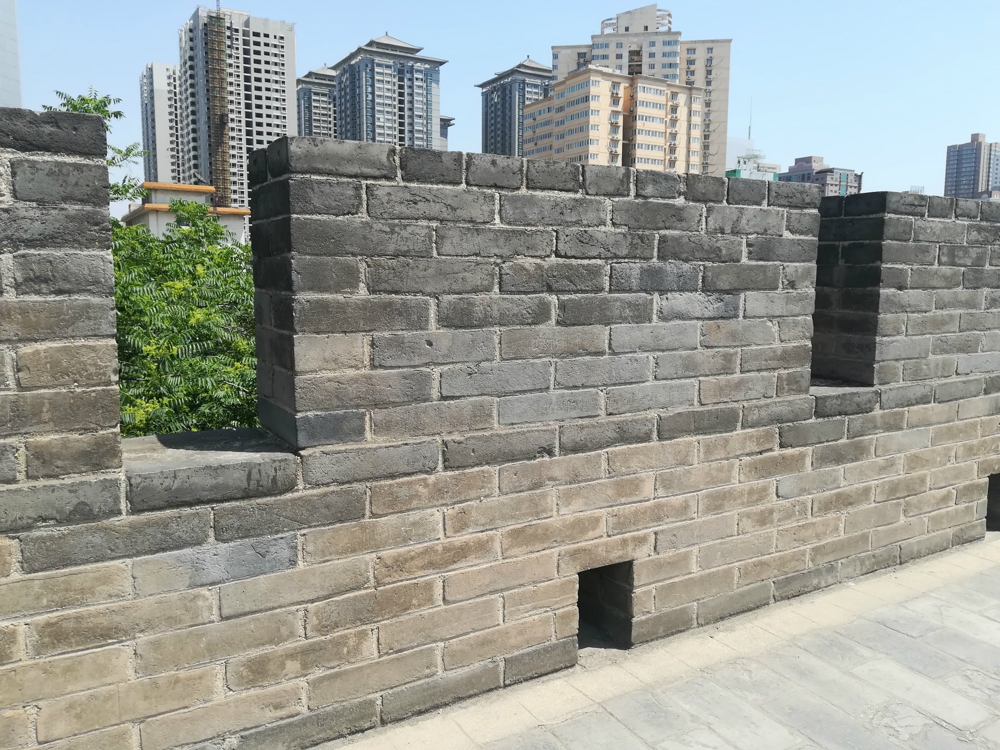 也有裂缝的地方啊 听导游说这个城墙使用糯米汤,石灰等混合后粘结而成