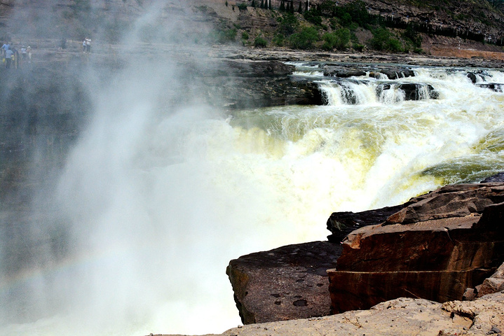 进入黄河壶口瀑布景区展现在人们面前的黄河给人的感觉又是令人十分的