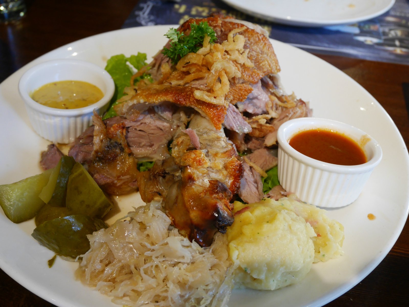 德国大肘子酸菜很解腻肉汁丰富口感也很好即使是送的餐包也是很好吃的