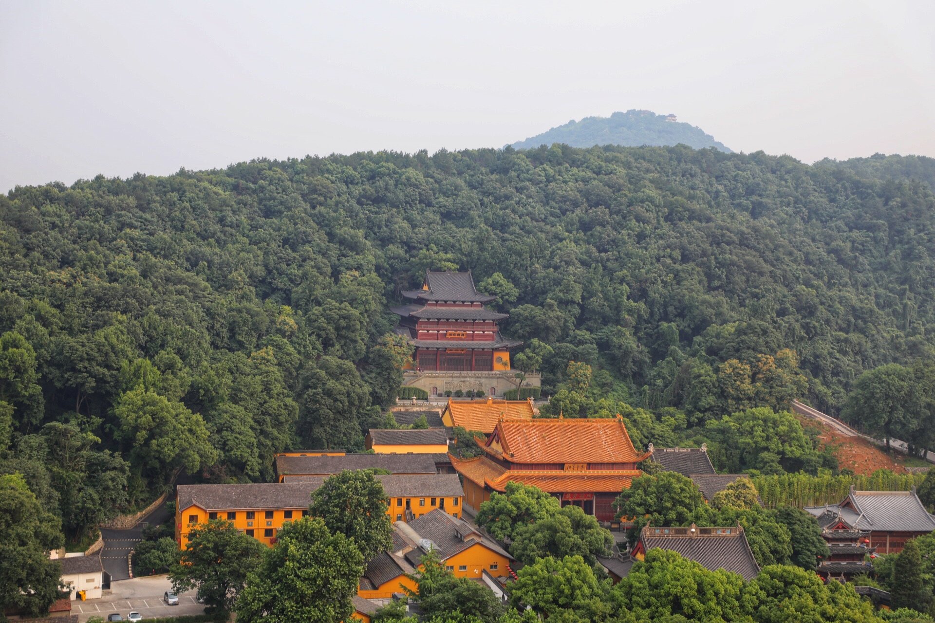 塔顶可以直接看到西湖十景之一的南屏晚钟所在地南屏山净慈寺.