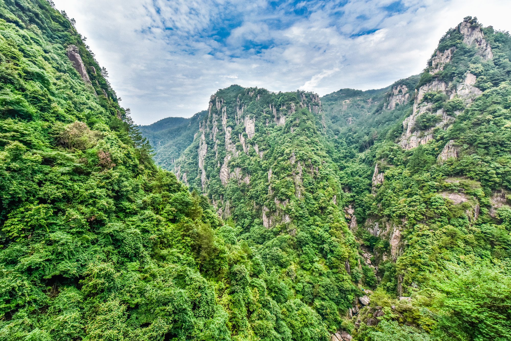 作为天台山风景区最为表达的国清寺景区以外,还有如同仙境般的琼台仙