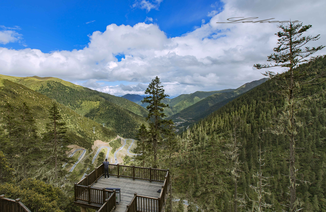 折多山垭口后,川藏线318国道第一个免费的观景点:剪子湾山.