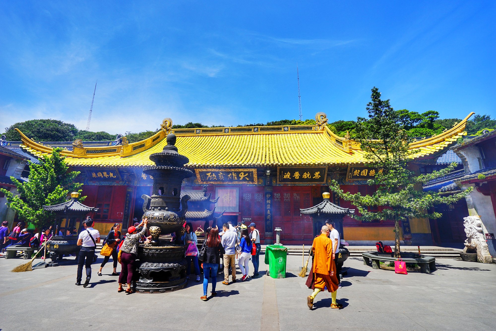 与左右厢房相拥,有浙东园林的建筑风格,为普陀山其他禅林所少见