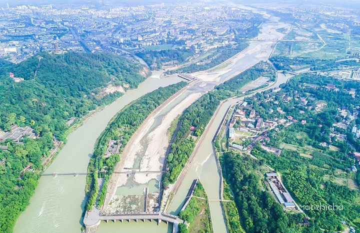 同时也是景色秀丽,文物古迹众多的著名风景名胜区_都江堰景区&quot