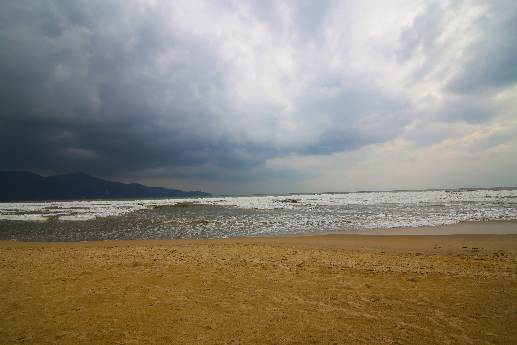 连续几日的阴天无法观赏到晴朗的美溪海滩可能会没机会看到蓝蓝的海面