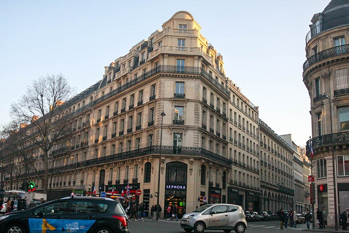 遗憾请书店的店员帮忙,下午的项目便是去lafayette(老佛爷)购物,_巴黎