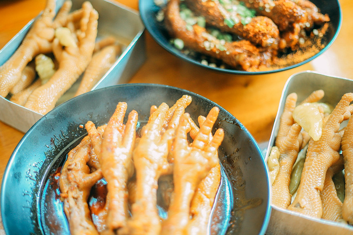 这个菜的摆盘非常漂亮,顶部也是需要放干冰的