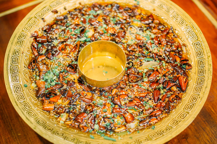 这个菜的摆盘非常漂亮,顶部也是需要放干冰的