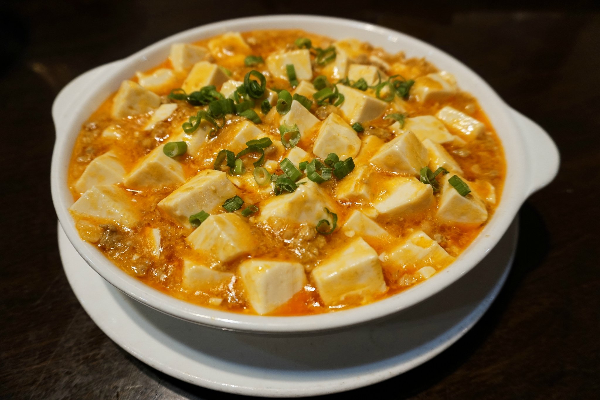 蟹肉烩豆腐(北海道蟹膏配德国野猪肉碎焗中华白玉豆腐)特色是采用来自