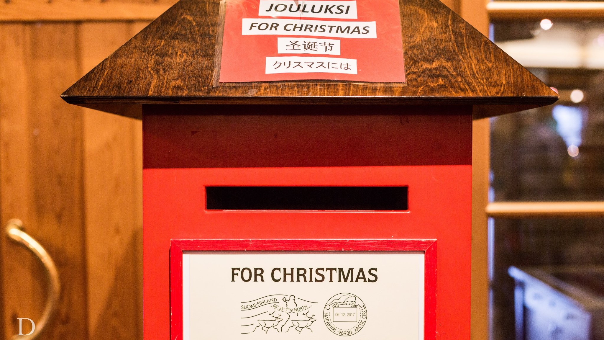 有黄色和红色两个邮筒,黄色的是正常寄出,红色的是在今年的圣诞前寄出