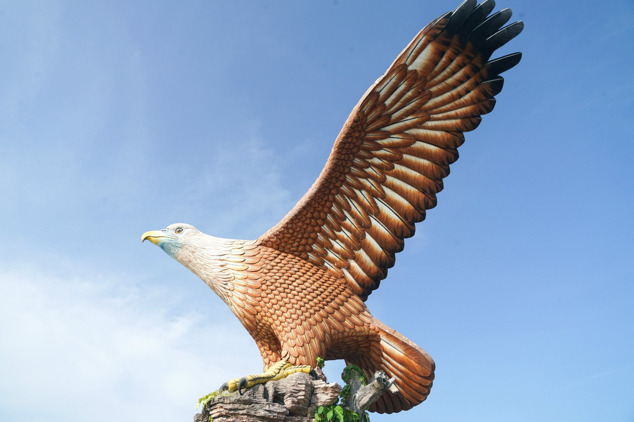 不过巨鹰广场除了这只鹰之外真的是没有看的想来这附近吃饭倒是不错的