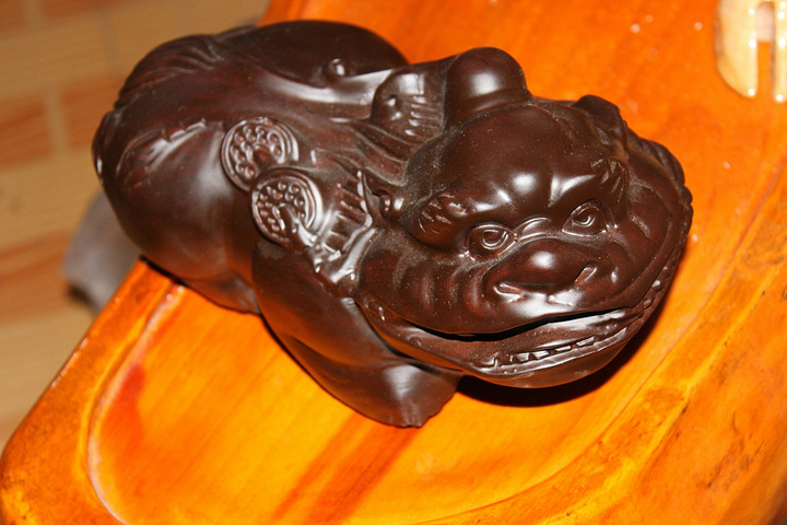 今天不是节假日,也过了暑假,街上游人很少。但