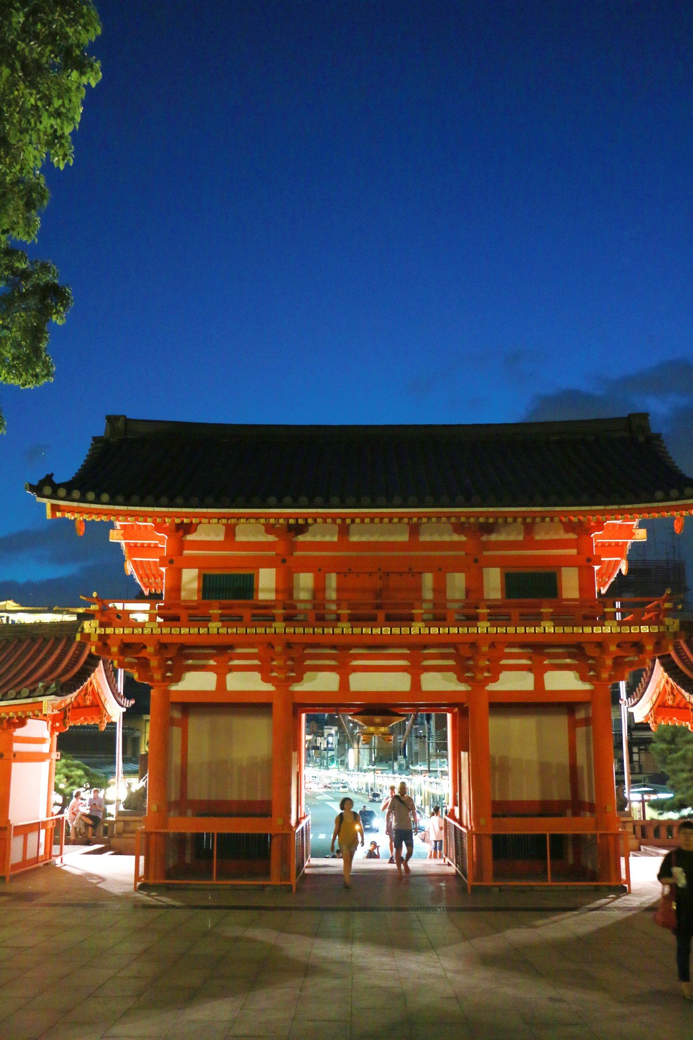 八坂神社在晚上去是最合适的,灯笼一串串地亮起,寺庙在城市灯光照不进