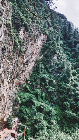 "这些悬崖峭壁里的住所是怎么修炼起来的，如此险峻的地理条件，不通公路，连条像样的小路都没有，需要..._毗卢圣窟"的评论图片