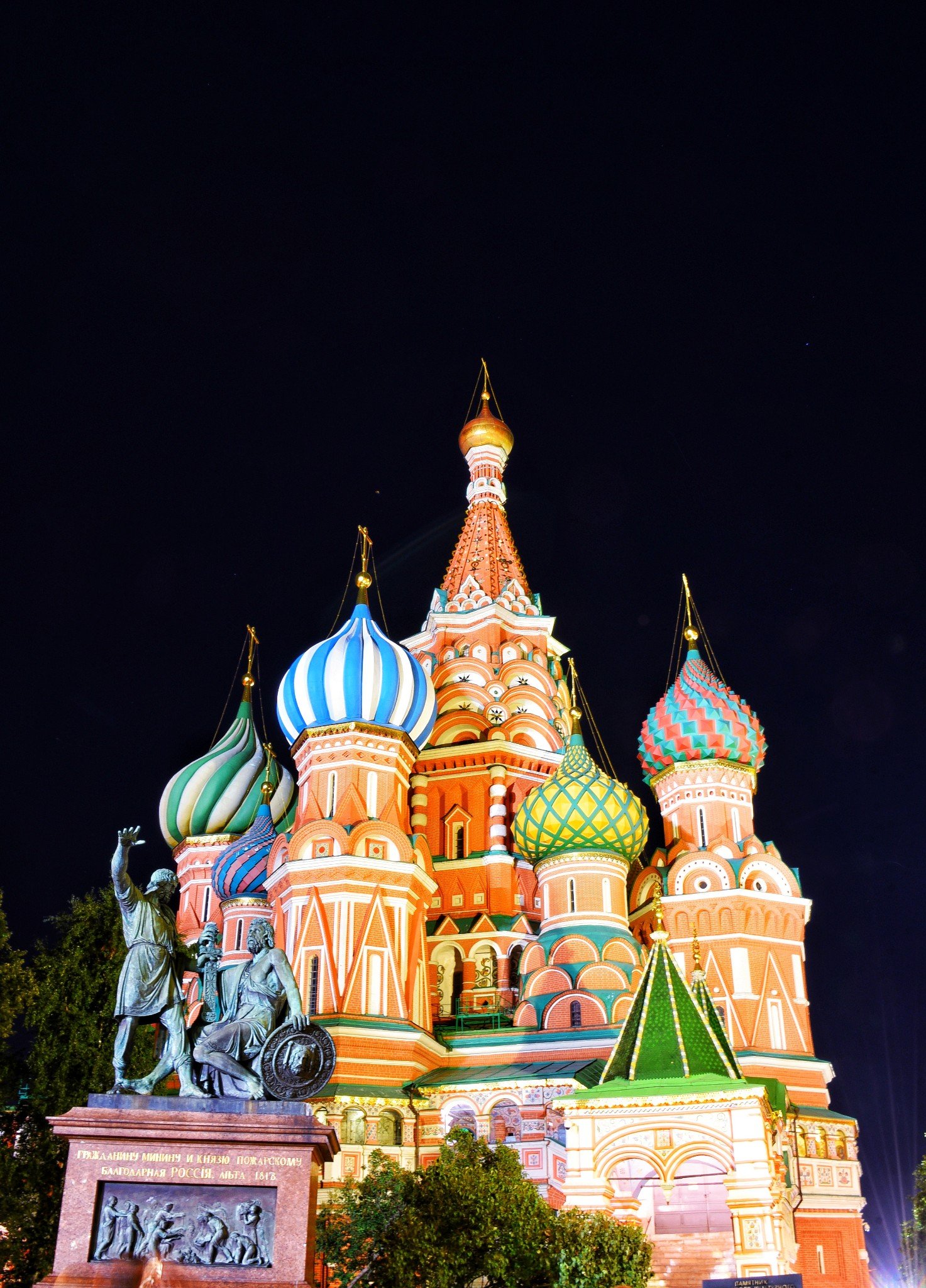 华灯初上远处的天空没有一片云却被染成了淡紫红色